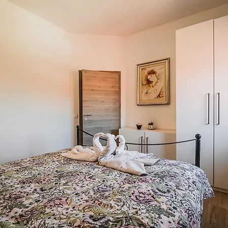 Tinkara With Ir Sauna Catez ob Savi